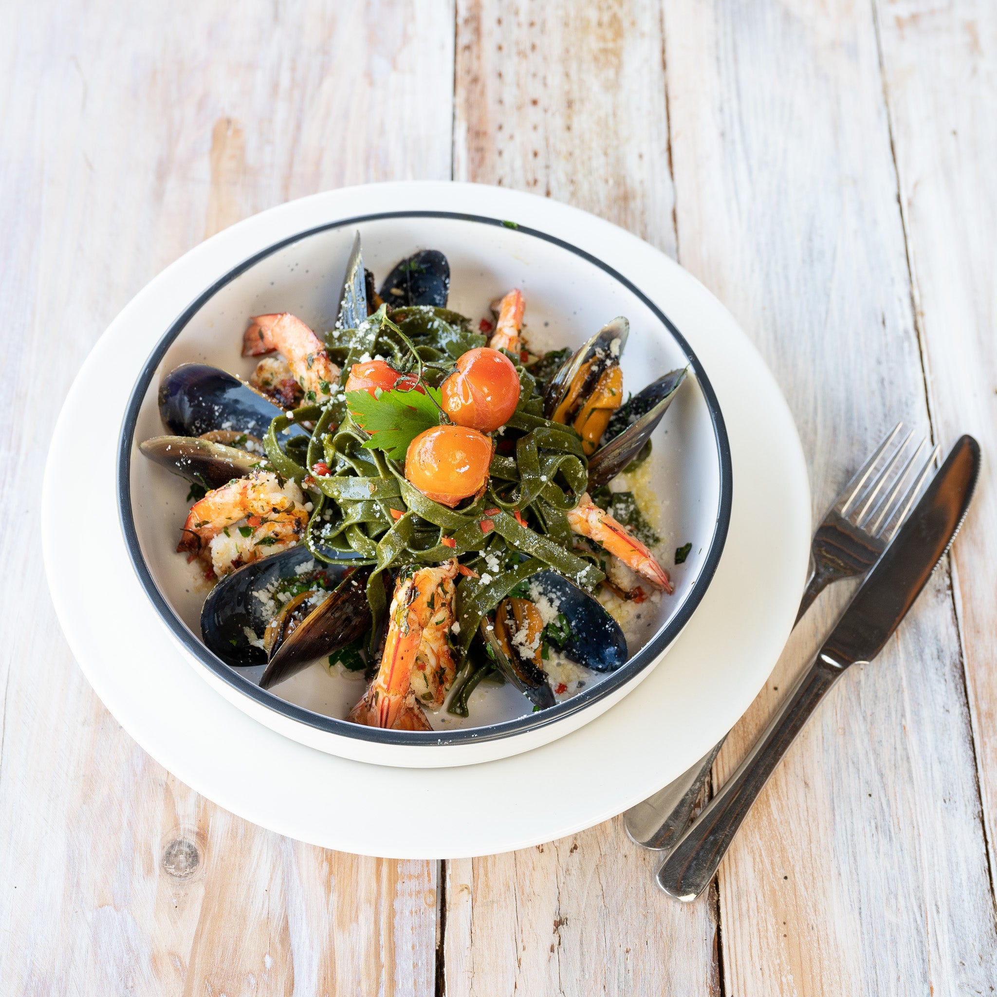 Phettuccine Seaweed Pasta with Mussels and Prawns